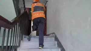 楼梯间的激情碰撞：引人入胜的瞬间_生气在楼梯用力进入