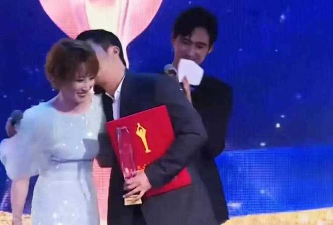 吴京儿子自曝片酬,数字惊人吓倒谢楠！_吴京儿子的片酬吓坏谢楠