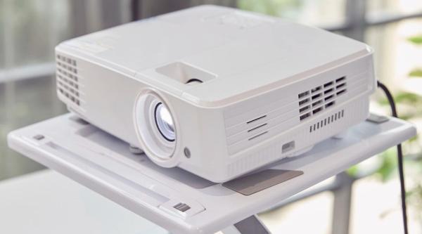 确认投影仪与电脑的连接方式