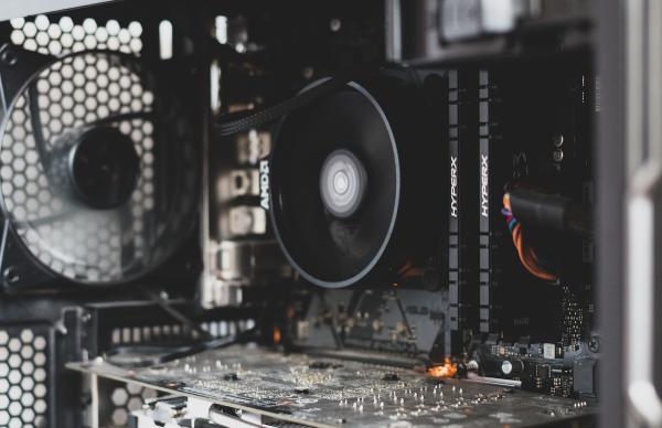 清理散热器与机箱灰尘