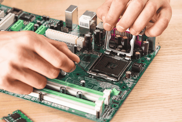 检查主机内部的显卡与内存